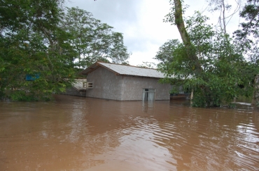 Enchentes no rio Paraguai atrasam incio das aulas, provocam doenas e muitas perdas 