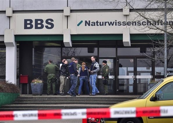Policiais em frente  escola tcnica onde ocorreu o ataque nesta quinta-feira (18) na cidade alem de Ludwigshafen.