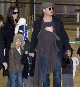 O casal de atores Angelina Jolie e Brad Pitt com os filhos; atriz que que Pitt despertou vontade de engravidar 