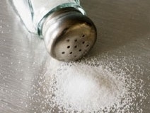 O excesso de sal pode causar malefcios  sade como a hipertenso
