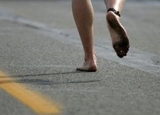 O estudo diz que correr de ps descalos  melhor.
