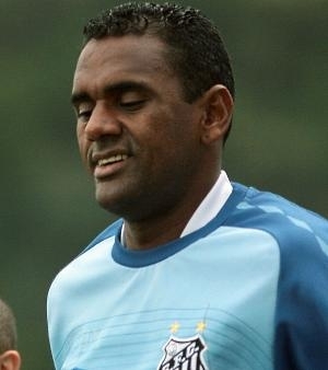 Klber Pereira treina pelo Santos; jogador de 34 anos se destacou no Atltico-PR.