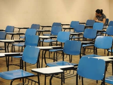Aluna faz prova do Enem (Exame Nacional do Ensino Mdio) em sala vazia.