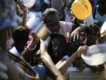 Desabrigados por terremoto no Haiti disputam comida em centro de distribuio de alimentos da ONU