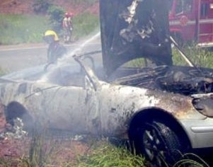 Bombeiros apagam o fogo do carro do cantor e compositor Amado Batista