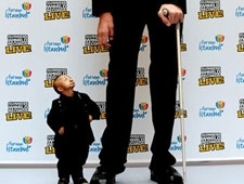 Homem mais baixo do mundo bate um papo com o mais alto