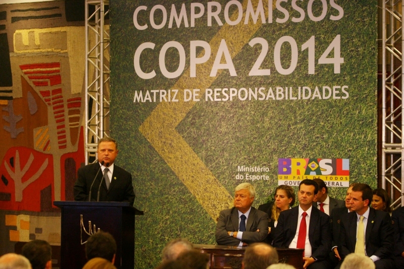 Blairo Maggi (PR) discursa durante a solenidade do governo federal para investimentos nas cidades-sedes da Copa do Mundo