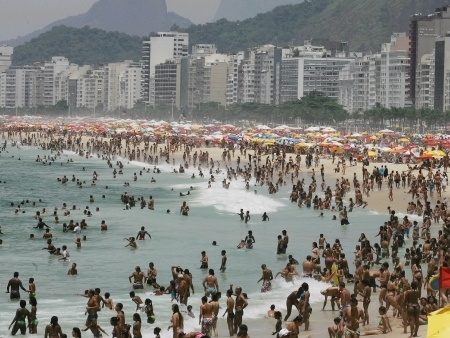 Cariocas aproveitam dia mais quente deste ano para curtir o sol e o mar na praia do Leme, na zona sul do Rio.