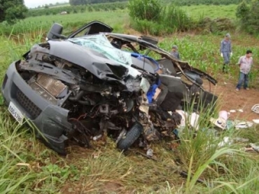 Van que levava turistas de So Paulo ficou totalmente destruda.