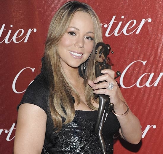 A atriz e cantora Mariah Carey com o trofu recebido no Palm Springs Film Festival Awards