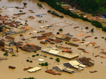 Acessos da cidade esto bloqueados por alagamento e deslizamento de terra; cerca de 9.000 esto fora de casa.