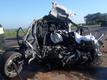 Veculo teve a frente totalmente destruda no acidente na SP-97 
