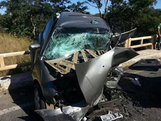Carro ficou destrudo aps coliso na BR-040