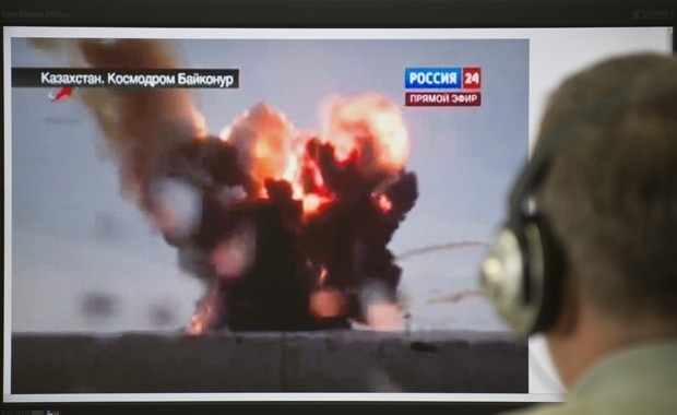Tcnico observa exploso de foguete russo