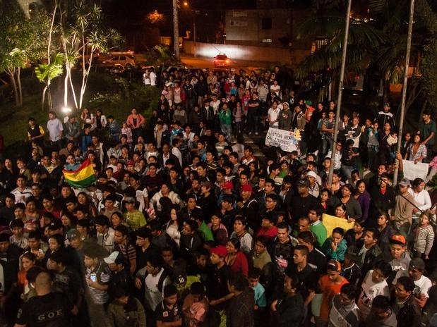 Dezenas de bolivianos fizeram protesto pedindo justia em frente ao 49 DP no Bairro de So Mateus, em So Paulo (SP), a
