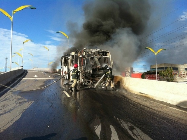 nibus incendiado durante protesto na Zona Leste de Manaus