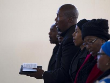 Mandla Mandela, neto do ex-presidente da frica do Sul, participa de missa em igreja nas proximidades da residncia de N