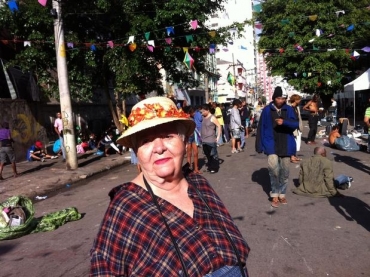 Aos 70 anos, Albertina Galvo distribui abraos e promove festa para usurios de drogas: 