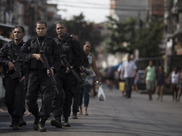 Policiais do Bope andam pelas ruas do complexo da Mar no Rio de Janeiro