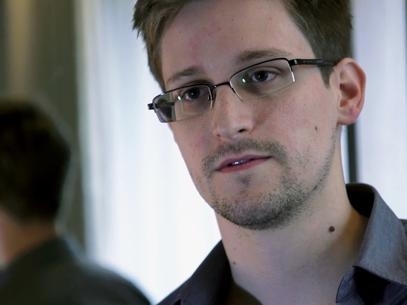 Edward Snowden  acusado de espionagem, roubo e uso indevido de propriedade do governo dos EUA