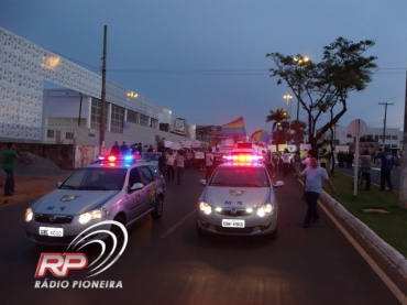 Viaturas estiveram  frente de passeata em manifesto. 