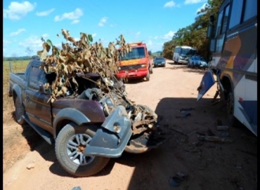 Caminhonete ficou com frente toda destruda e motorista morreu na hora