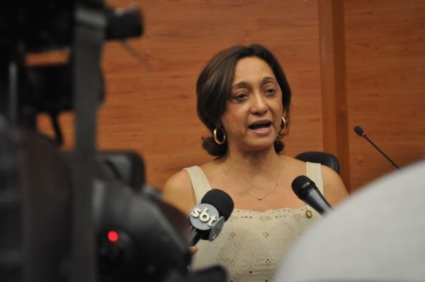 Presidente do CRM, Dalva Alves, em coletiva de imprensa