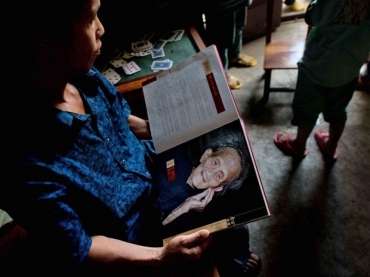 Neto de Luo Meizhen segura foto da mulher, que Segundo as autoridades chinesas tinha 127 anos ao morrer 