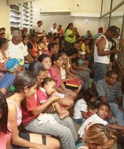 Dezenas de moradores do bairro foram at a Cmara de Cuiab ontem