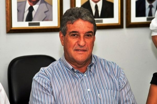 Elias Alves de Andrade estaria acumulando o cargo de professor da UFMT, que exige dedicao exclusiva, com a secretaria