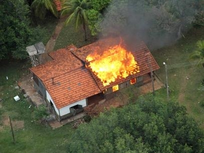 Indgenas atearam fogo em prdios da fazenda ocupada