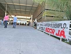 Faixas fixadas em frente ao Tribunal de Justia de Mato Grosso: negociaes avanam