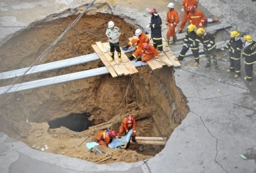 Equipes de resgate retiram corpo de vtima de desmoronamento de estrada na China