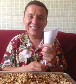 Edson de Miranda, 35 anos, vende amendoim torrado desde que era criana e hoje vive da atividade, com a qual cria os seu