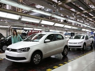 Nos quatro primeiros meses de 2013, o volume de vendas da Volkswagen subiu 5,6%
