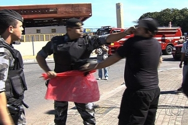 Policial do Batalho de Choque da PM agride manifestante