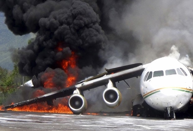 Avio que transportava leo pega fogo em aeroporto da Indonsia; incndio comeou quando aeronave era descarregada