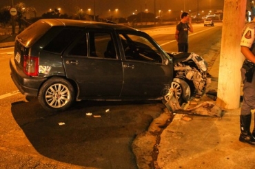 Carro fica destrudo aps bater em poste na marginal Tiet