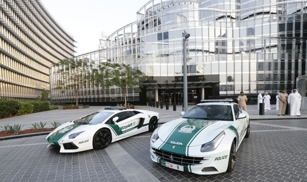 Foto mostra Lamborghini e Ferrari usadas pela polcia de Dubai