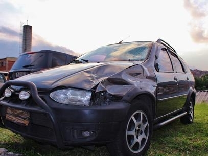 Carro usado por motorista ficou com a frente danificada aps a coliso