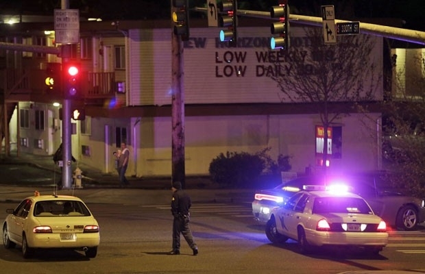 Polcia desvia carro de local bloqueado aps tiroteio que deixou cinco mortos em Washington