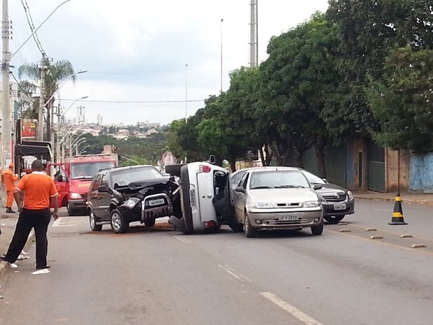 Carros envolvidos em acidente na tarde desta sexta-feira (19), em Taguatinga