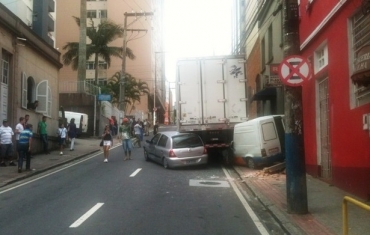 Acidente ocorreu na Rua Padre Roma, no Centro de Florianpolis