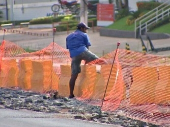 Pedestre disse que  obrigado a pular barra de proteo diariamente