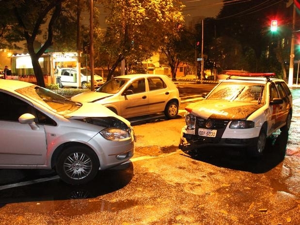 Bandidos foram presos depois de baterem o carro contra uma viatura da Polcia Militar