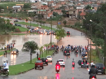 Em alguns trechos , motoristas tiveram de aguardar escoamento das guas.