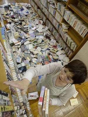 Tremor sacudiu prdio e espalhou livros de biblioteca em Hyogo, no oeste do Japo.
