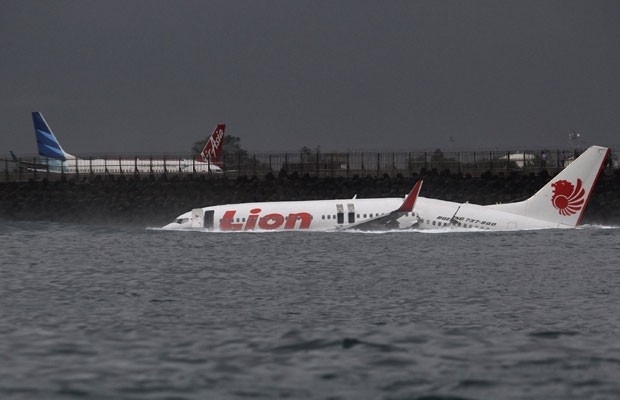 Carcaa do Boeing 737 que aterrissou na gua em Denpasar, Bali, neste sbado (13)