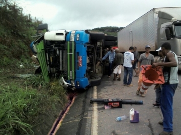 Carreta tombou prximo a Catuji