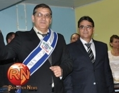 Prefeito de Arenpolis Jos Mauro Figueiredo, na foto ao lado do vice Valdecir Correia, est na mira da Justia.